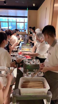 海底捞河南门店变临时援助站 免费提供留宿、简餐服务